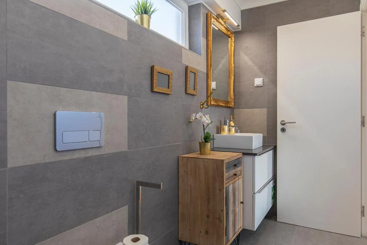 Lovelystay - Sunny 1Bdr Apartment W/Terrace Lisbon