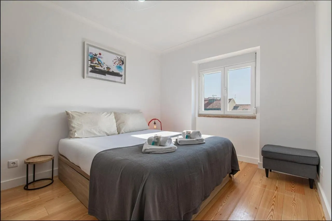 Lovelystay - Sunny 1Bdr Apartment W/Terrace Lisbon
