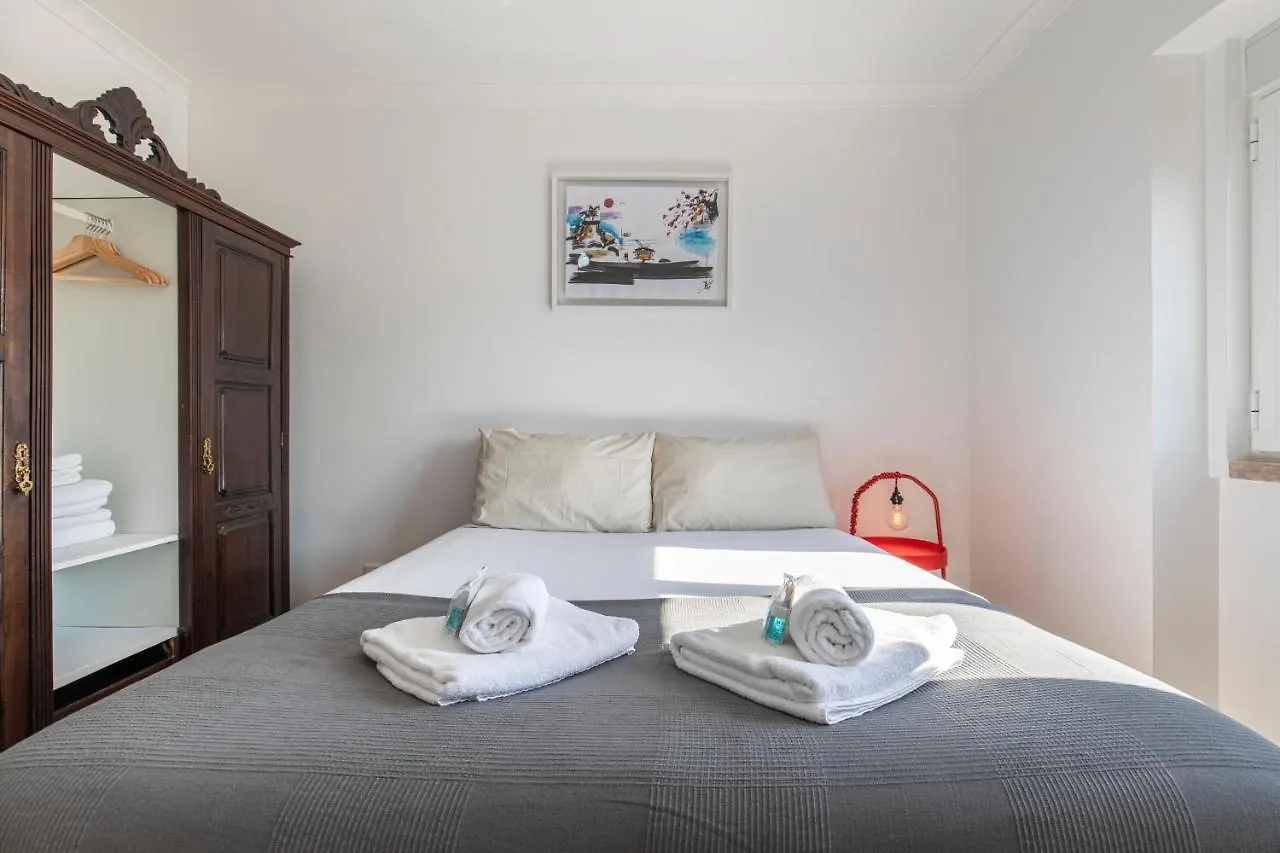 Lovelystay - Sunny 1Bdr Apartment W/Terrace Lisbon Portugal