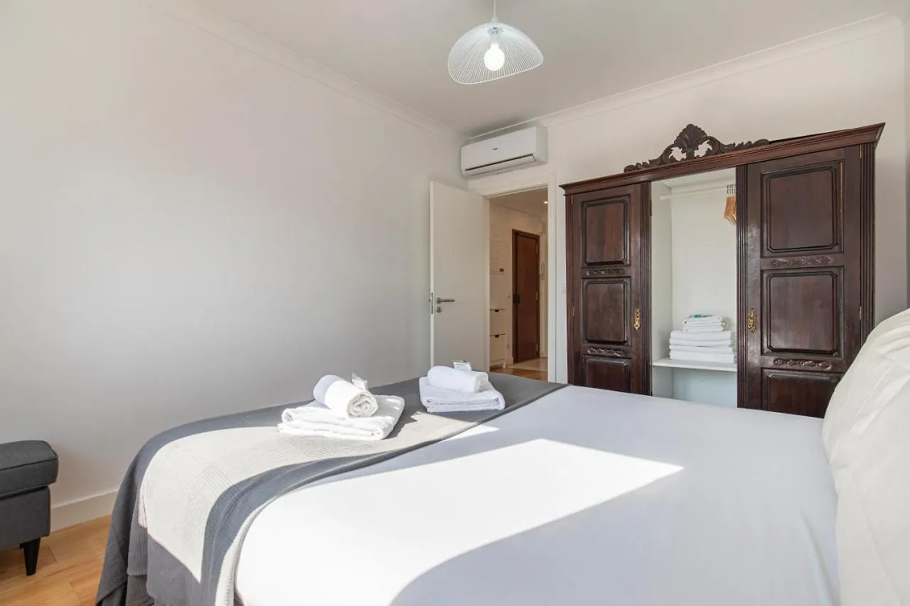 Lovelystay - Sunny 1Bdr Apartment W/Terrace Lisbon 0*,